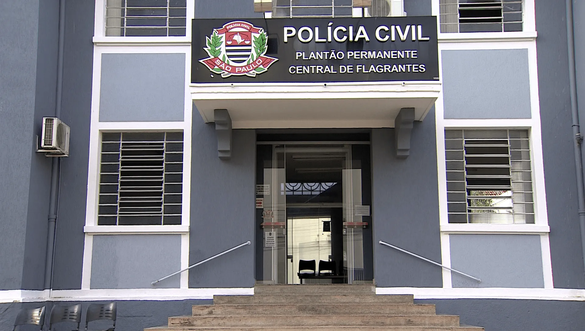 Marido descumpre medida protetiva concedida em favor da esposa, esconde-se embaixo da cama e acaba preso