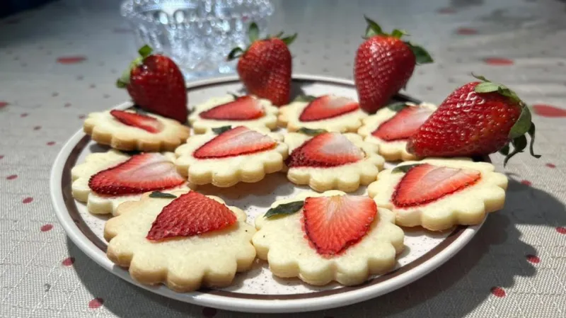 Confeiteira Daniella Carvalho, de Presidente Prudente (SP), ensina o modo de preparo do Biscoito Amanteigado de Morango |
