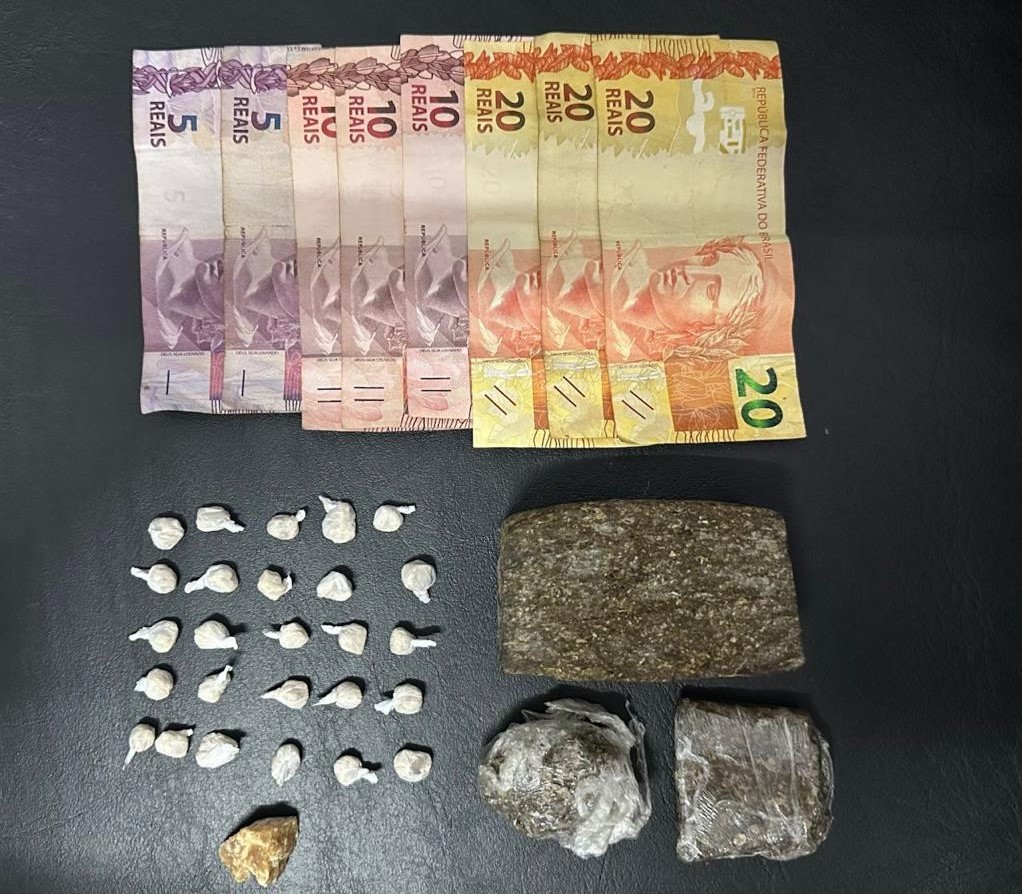 Drogas e dinheiro foram apreendidos em Presidente Epitácio (SP) |