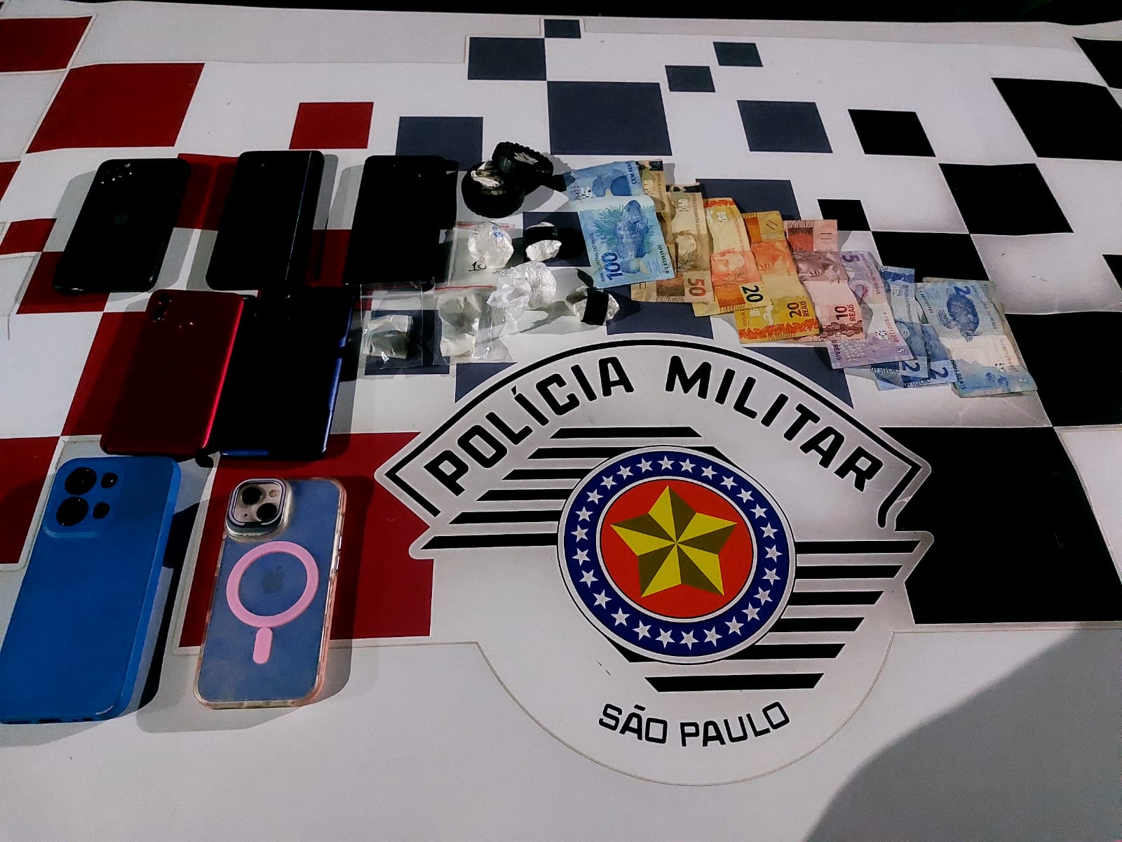 Drogas foram localizadas no carro e na residência dos envolvidos |