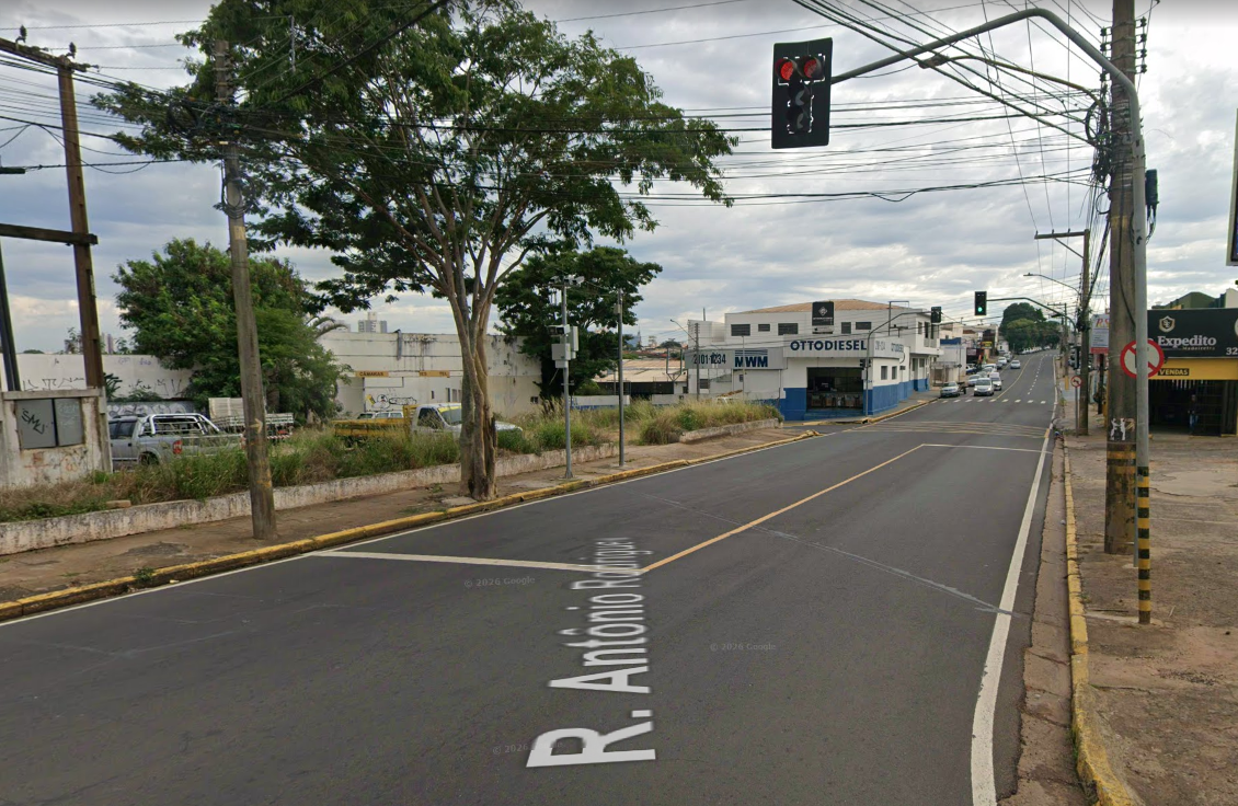 Acidente aconteceu na Rua Antônio Rodrigues, em Presidente Prudente (SP) |