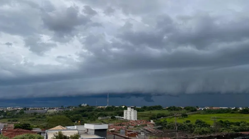 A previsão indica pancadas de chuva em todas as regiões paulistas, acompanhadas de raios e rajadas de vento, com possibilidade de temporais e queda pontual de granizo |