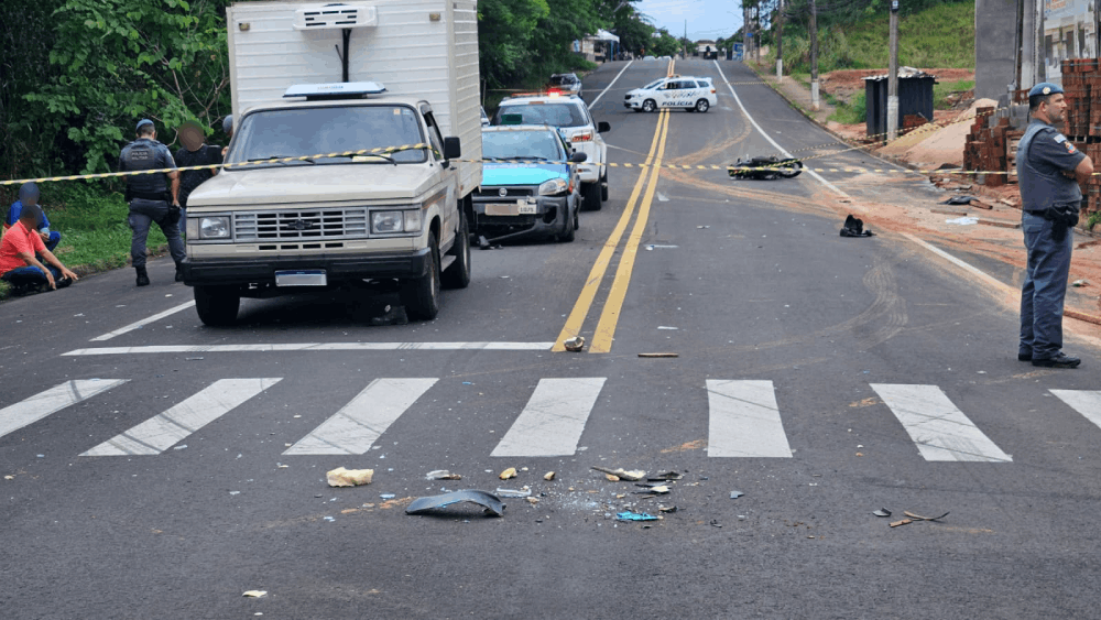 Com o impacto da batida, a motocicleta foi arremessada |