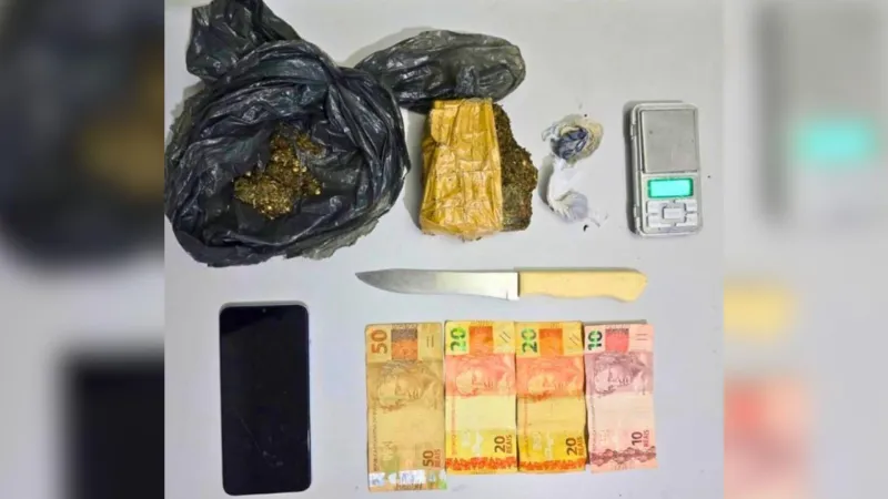 Também foram apreendidos um celular, R$ 100 e itens para fracionamento da droga |
