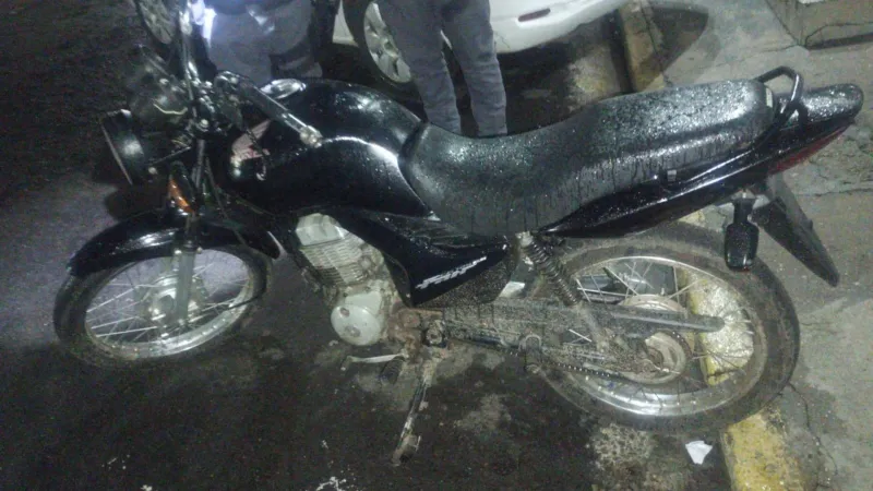 Envolvido foi abordado enquanto ia até conveniência sem usar capacete |