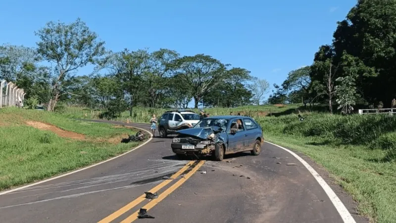 Motociclista morreu após colidir frontalmente com carro |