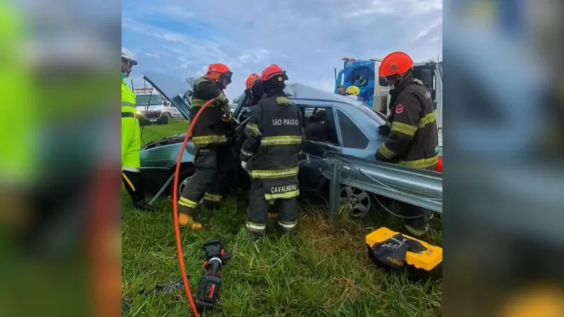 Homem, de 43 anos, ficou preso nas ferragens |