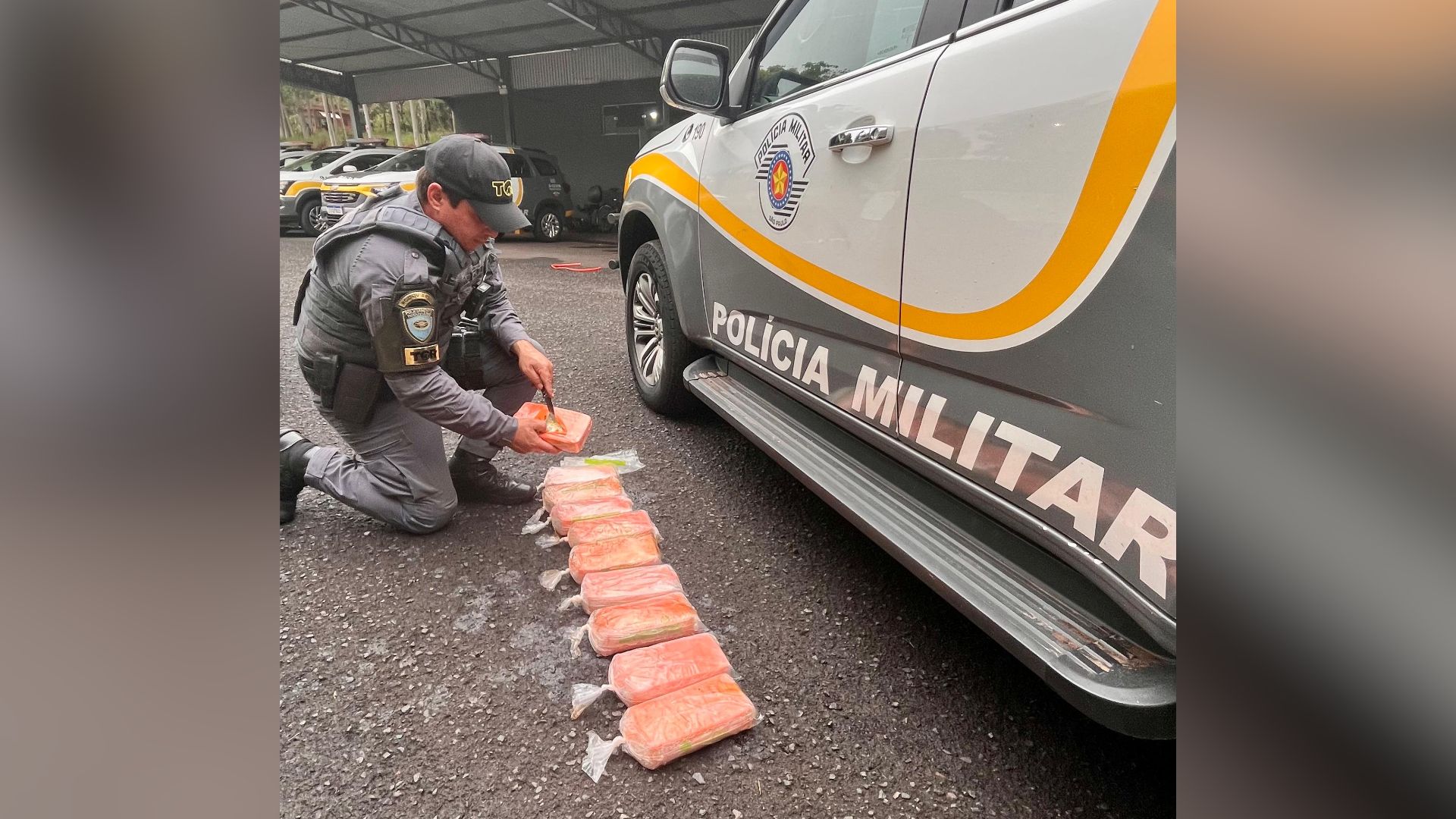 A filha do envolvido, de 18 anos, foi qualidicada e liberada |
