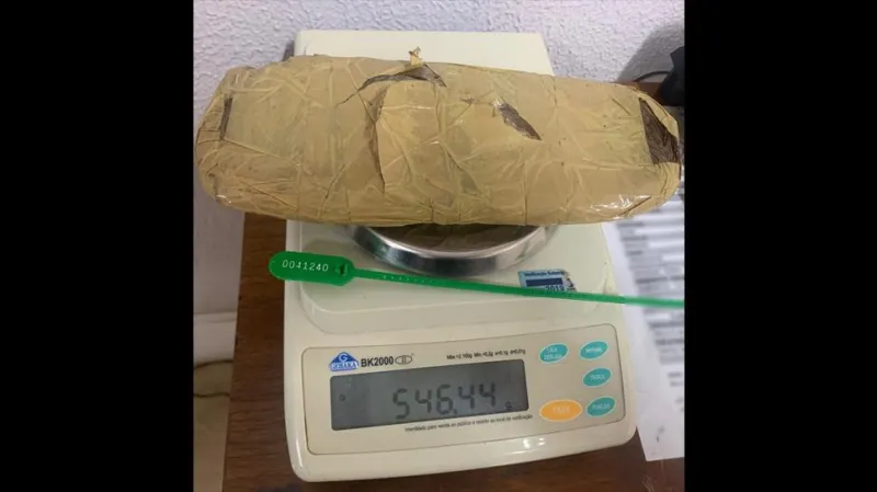 Droga estava escondida dentro de um fogão em um barracão da Prudenco, no Jardim Maracanã, em Presidente Prudente (SP) |