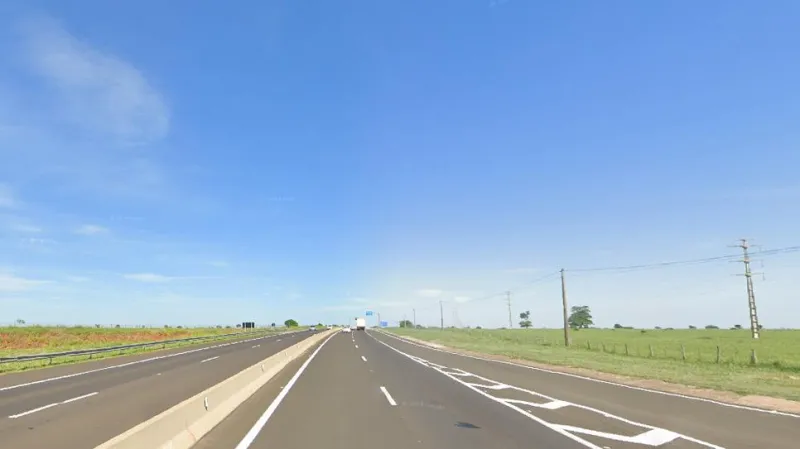 Acidente de trânsito aconteceu em trecho da Rodovia Raposo Tavares (SP-270), em Caiuá (SP), na manhã desta quarta-feira (14) |