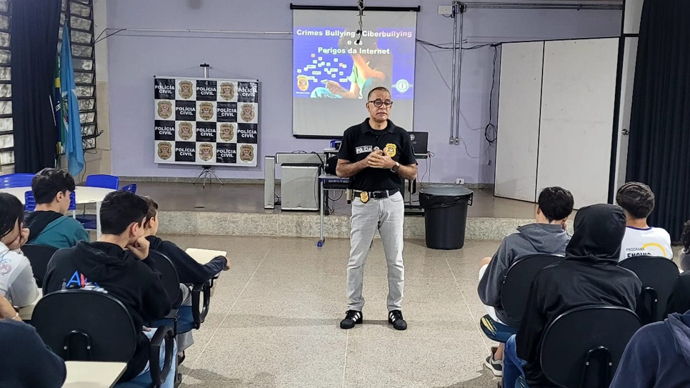 Agente policial Reginaldo Rosa é responsável pelas palestras.