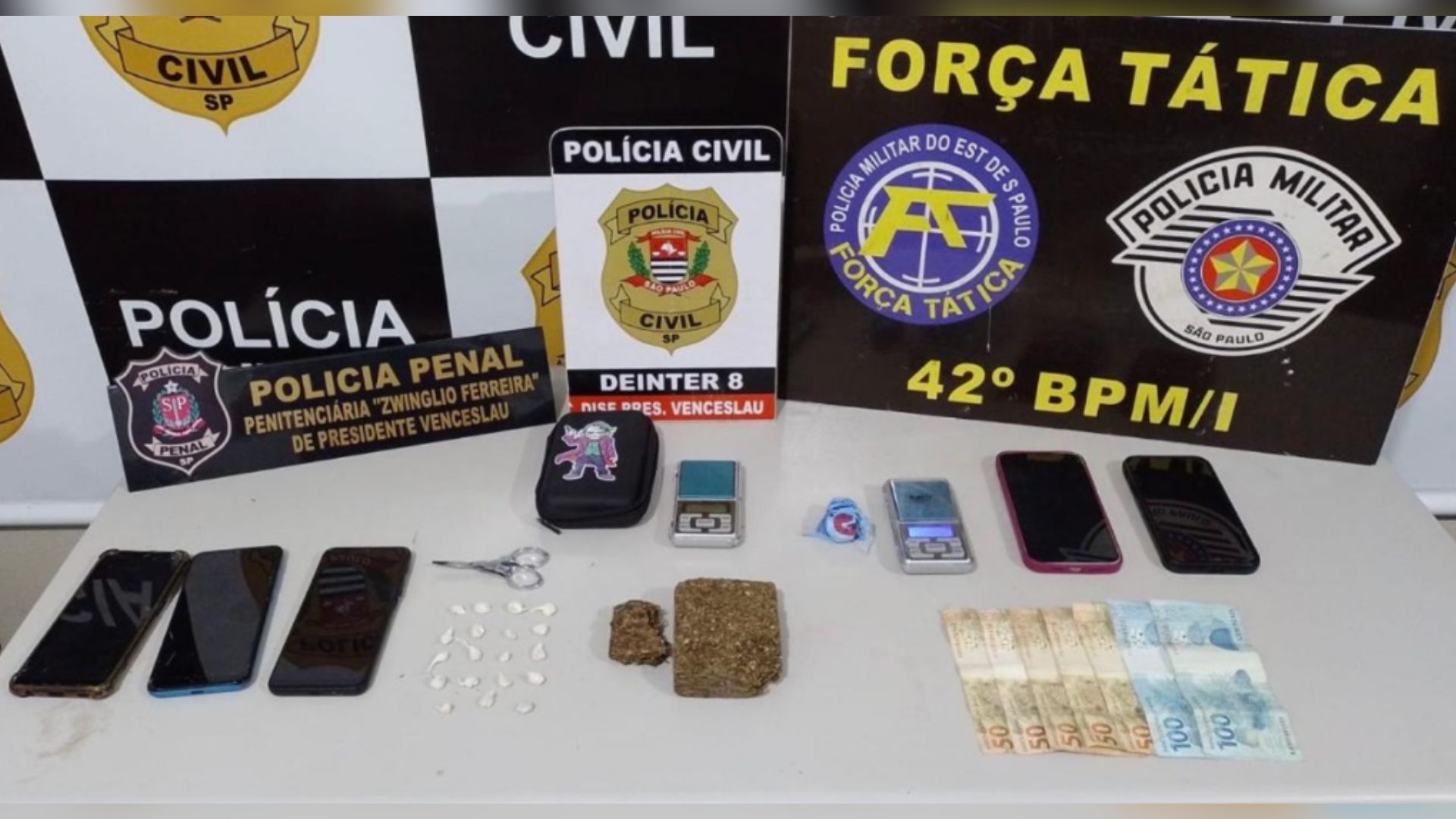 Também foram apreendidos uma balança de precisão, celulares e R$ 450.