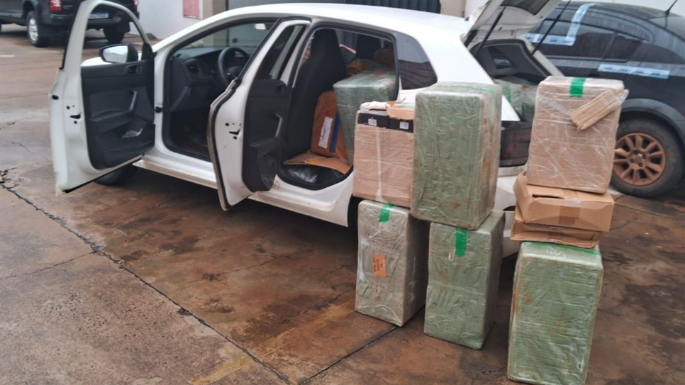 Carro transportava 15 fardo de mercadorias do Paraguai |