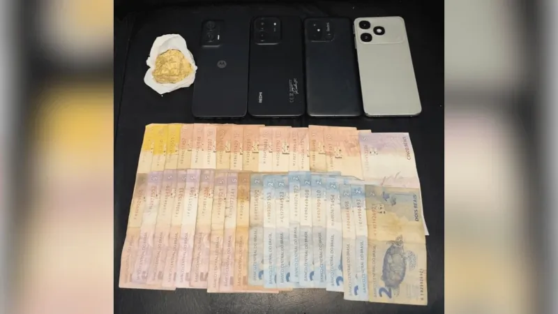 Trio foi preso em flagrante por tráfico de droga |