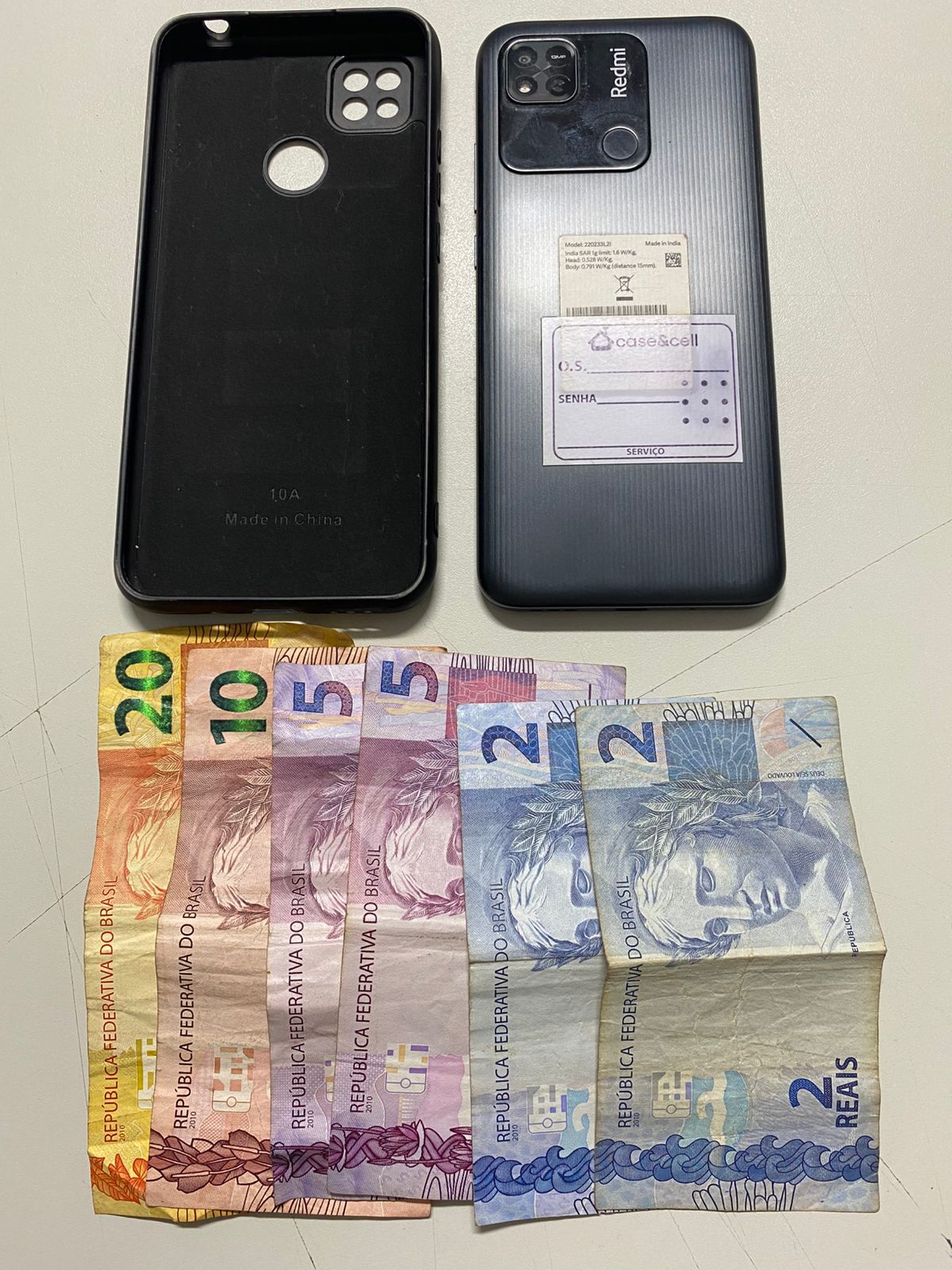 Celular e R$ 44 foram furtados do interior de um carro |