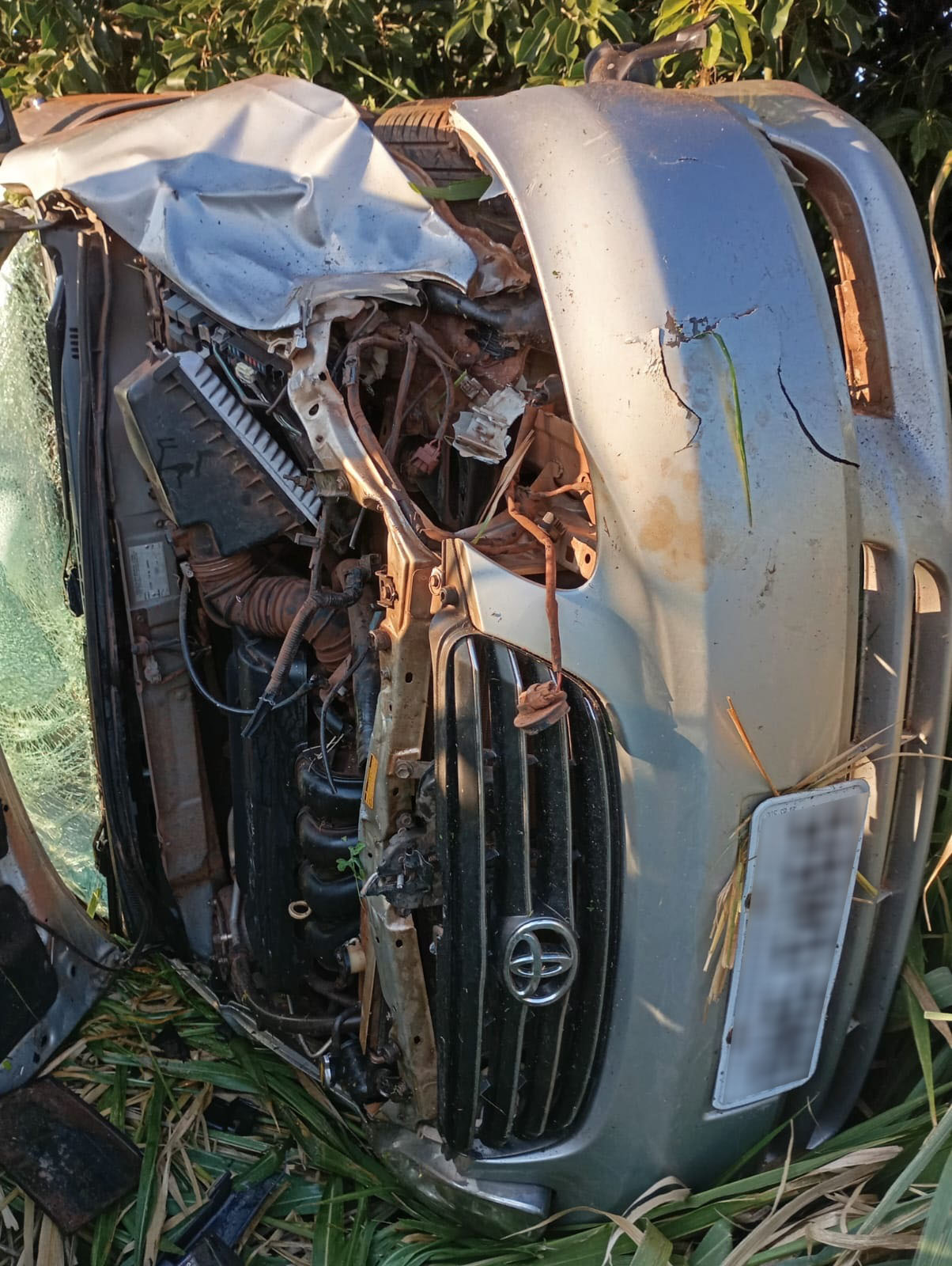 Carro capotou, saiu da pista e caiu em uma ribanceira |