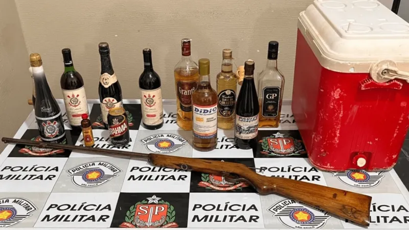 Homem foi preso ao caminhar com espingarda pela Rua Osvaldo Cruz