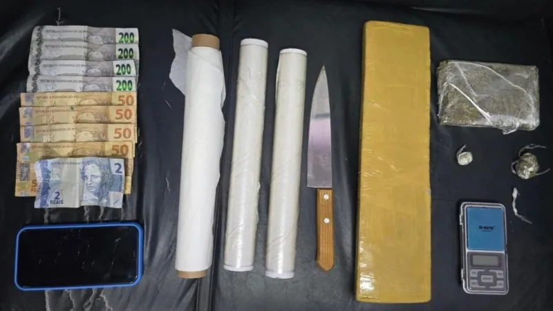 Ele foi abordado na Praça dos Pioneiros com uma porção de maconha |