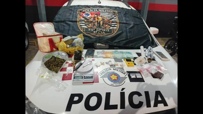 Homem, de 32 anos, mantinha 5 tipos de drogas diferentes em casa |