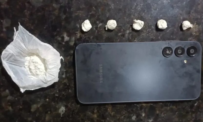Porções de cocaína e celular foram apreendidos em Presidente Epitácio (SP) |