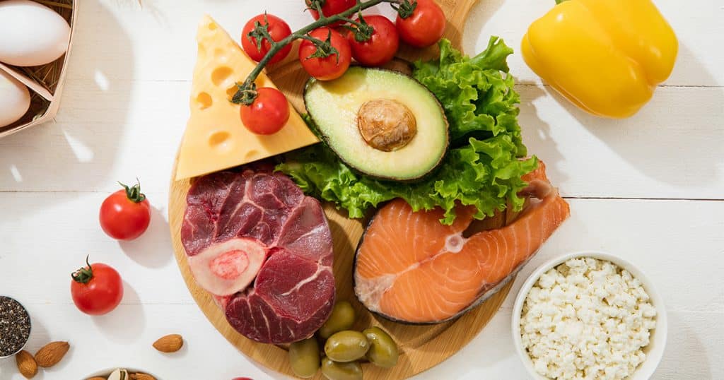 É no fígado que ocorre a gliconeogênese, quando o organismo fabrica glicose a partir de outras substâncias; experimentos com gatos e ratos alimentados com dietas hiperproteicas confirmaram a mesma capacidade elevada de produção hepática de glicose |