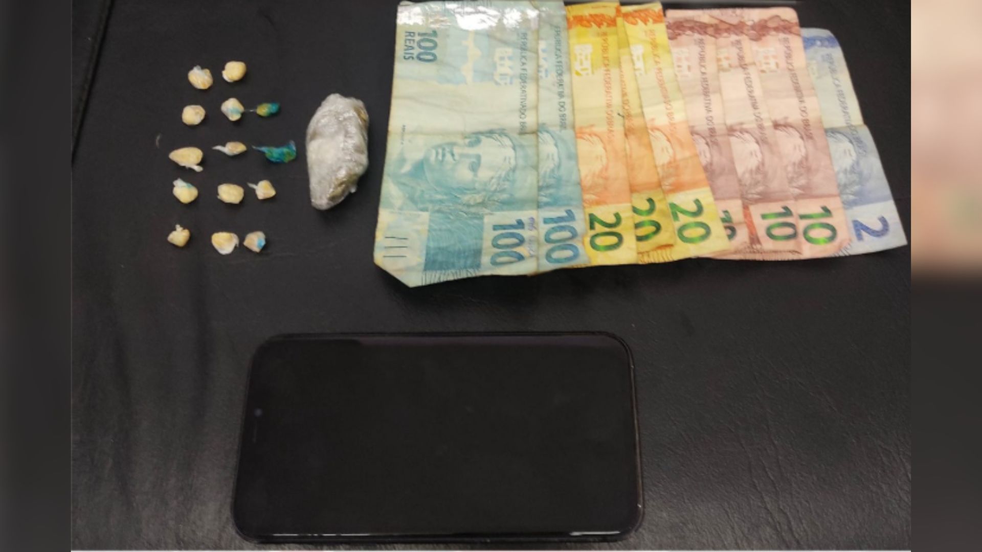 Também foram apreendidos R$ 292.
