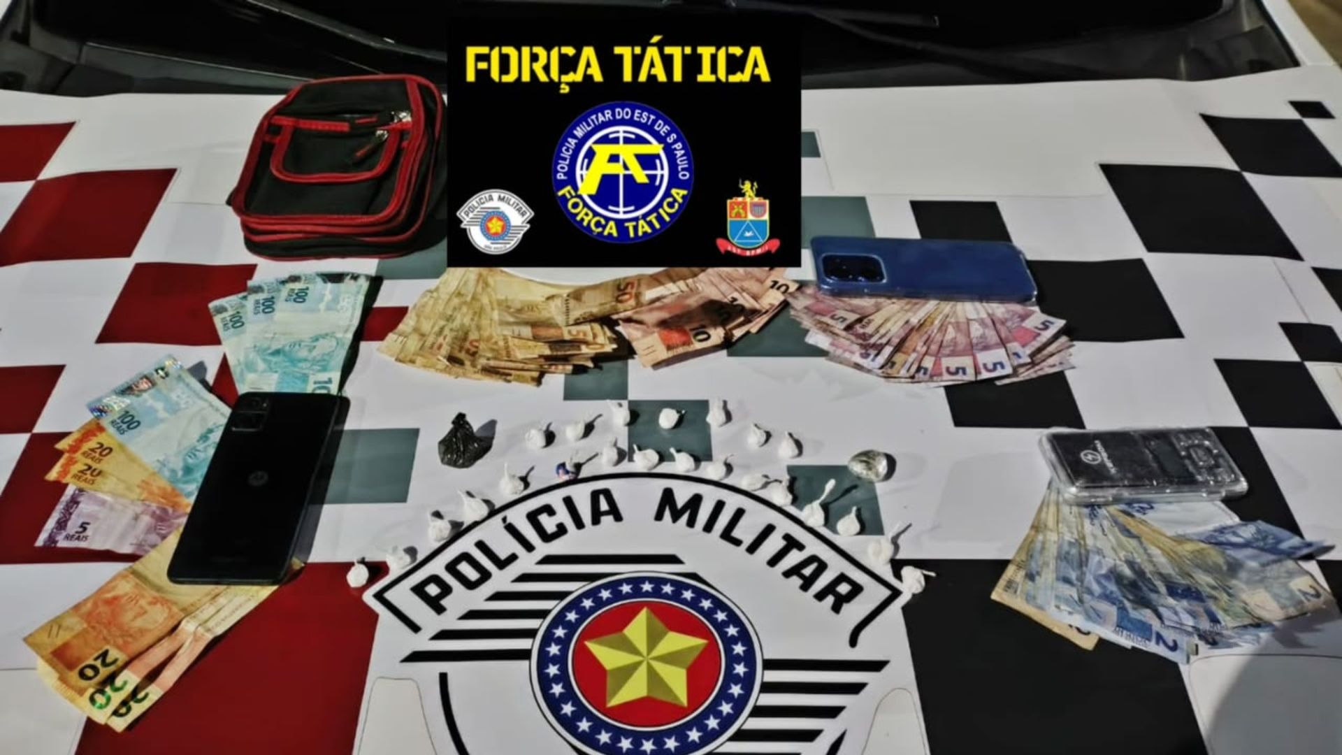 Foram apreendidos uma balança de precisão, três smartphones, uma motocicleta e R$ 2.407.