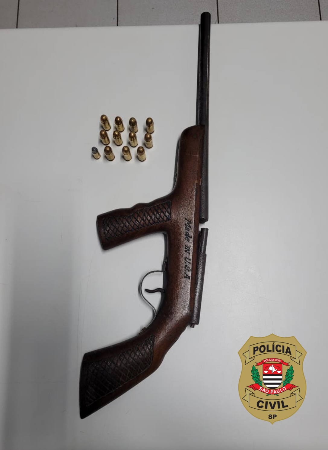 Foram apreendidos dois botijões de gás, um micro-ondas, um forno elétrico e um ventilador |