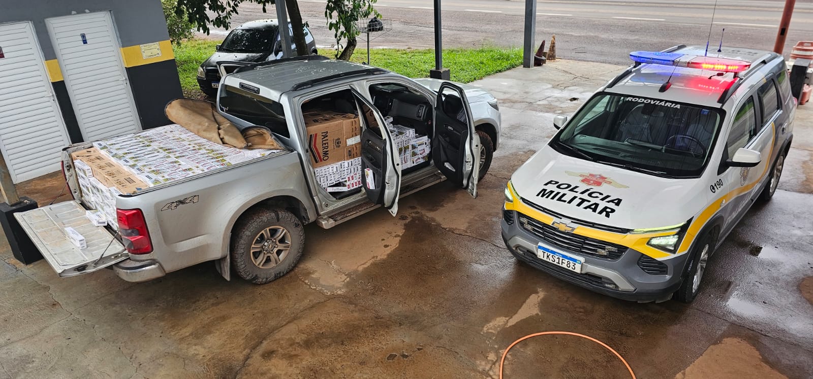 Mercadoria estava dentro de uma caminhonete com placas de Embu das Artes.
