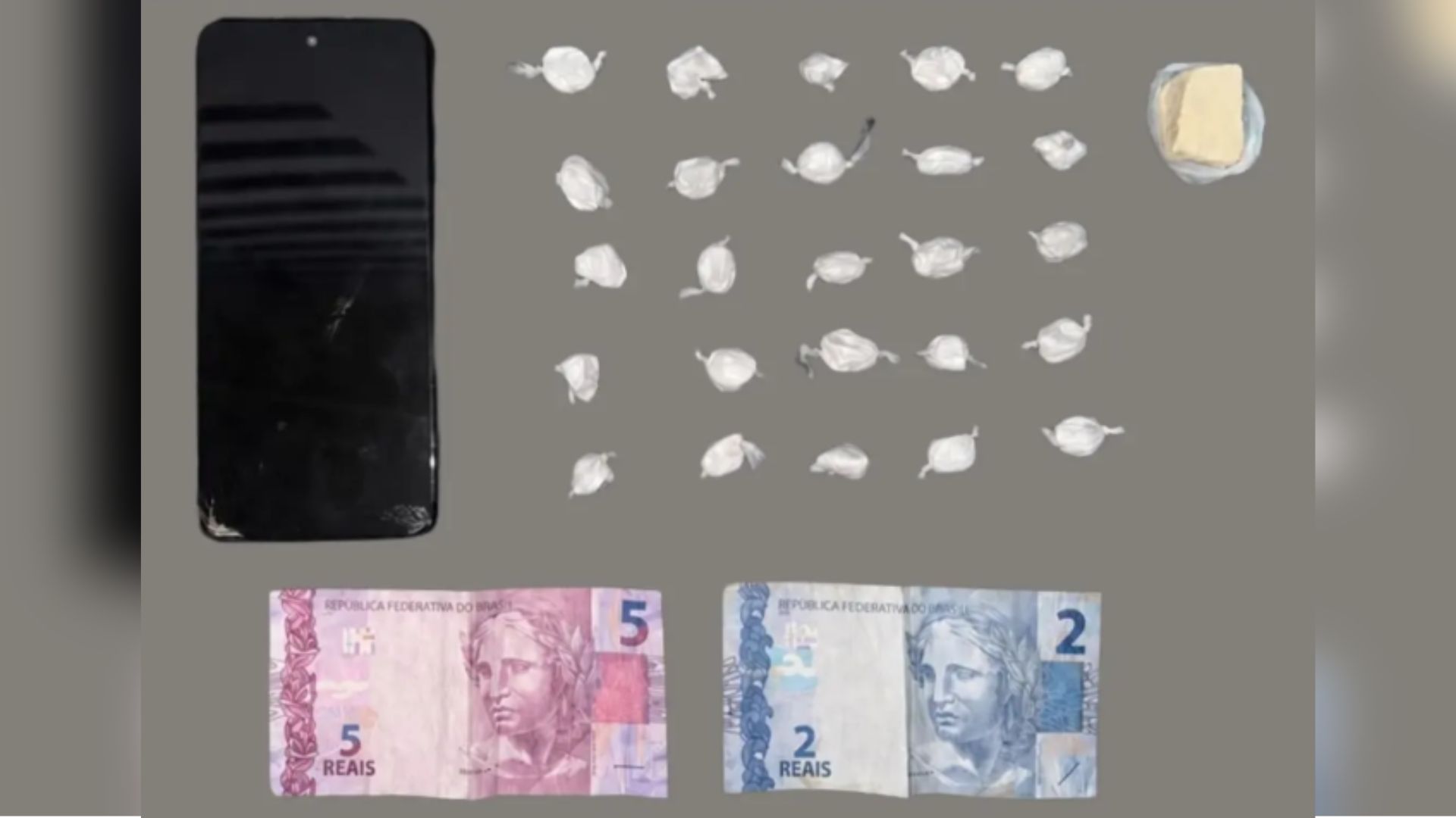 Envolvido dispensou 25 porções de cocaína sobre um guarda-roupas.