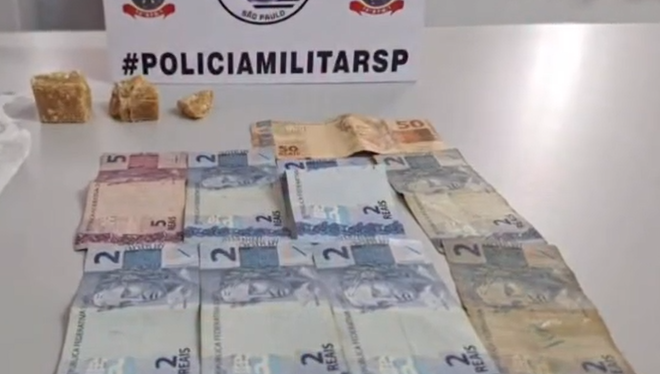 Uma pedra de crack e dinheiro foram apreendidos com o suspeito |