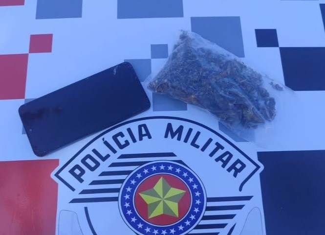 Celular e porção de skank foram apreendidos