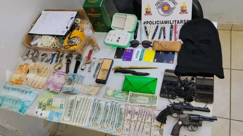 Moradoras e funcionários foram feitos de reféns na Vila Tazitsu.