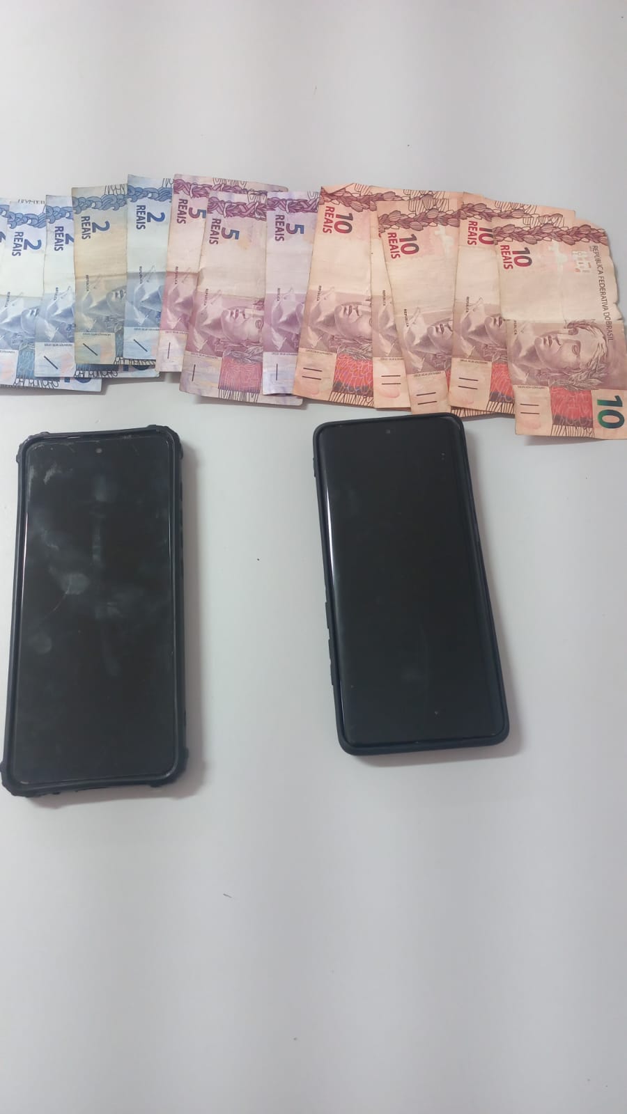 Celulares e quantia em dinheiro foram recuperados |