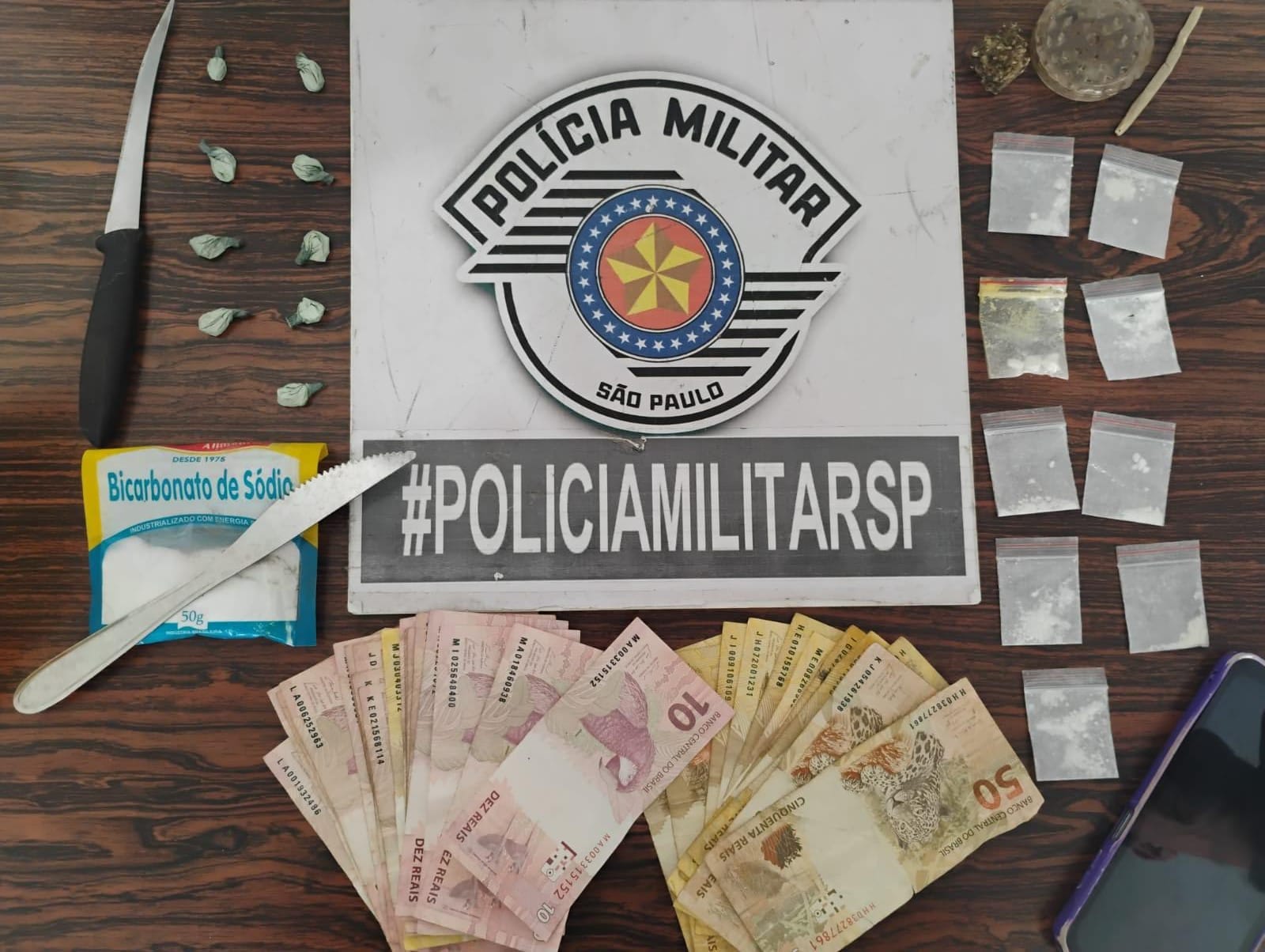 Drogas, dinheiro e celular foram apreendidos |