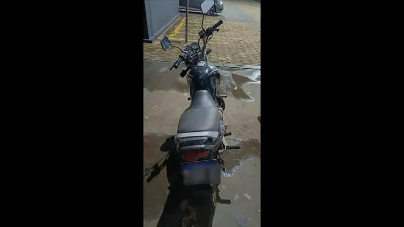 Motociclista, de 34 anos, não podia estar fora de casa durante a madrugada.