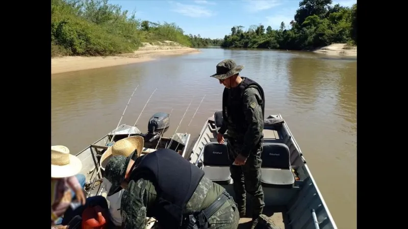 Quatro pescadores receberam multas que passam de R$ 8 mil.