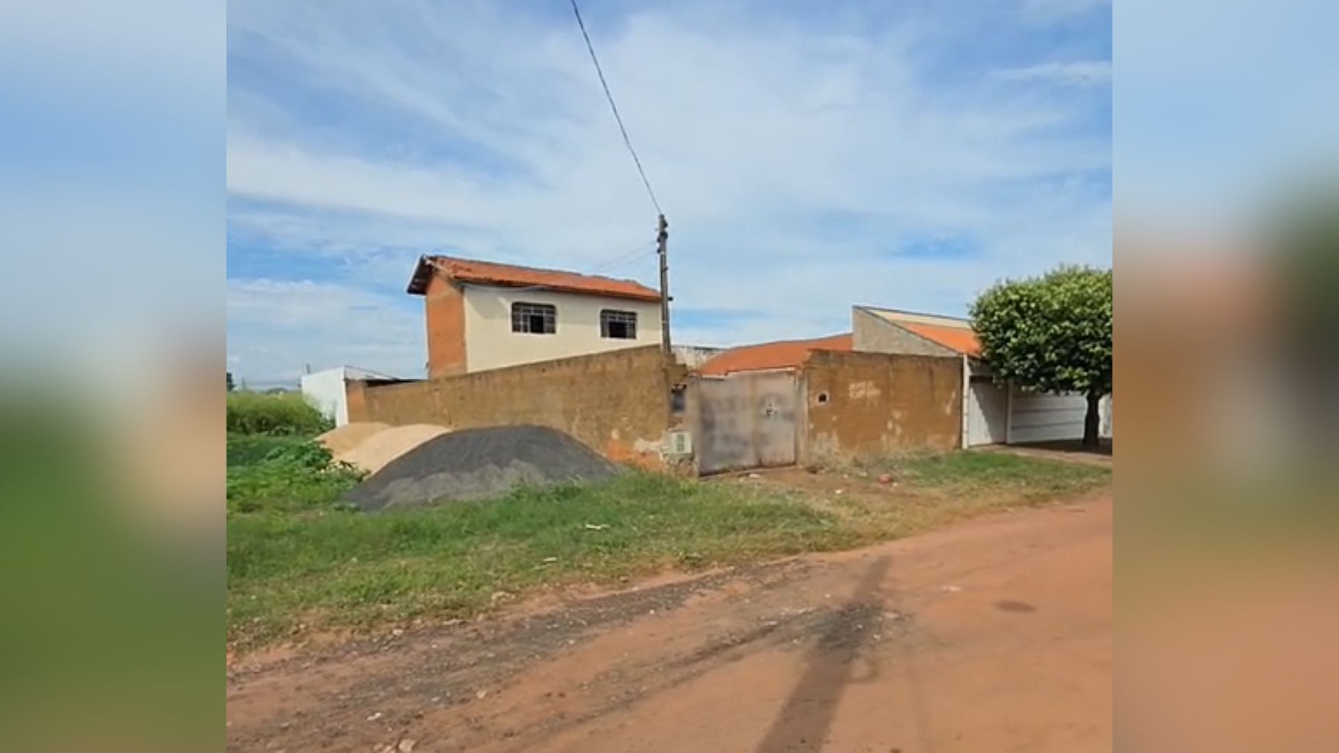Residência foi danificada, incluindo sala em chamas e vidros quebrados |