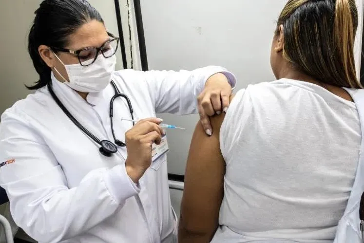 A vacina tríplice viral, que protege contra sarampo, caxumba e rubéola, está disponível gratuitamente nas Unidades Básicas de Saúde (UBSs) e integra o Calendário Básico de Vacinação |