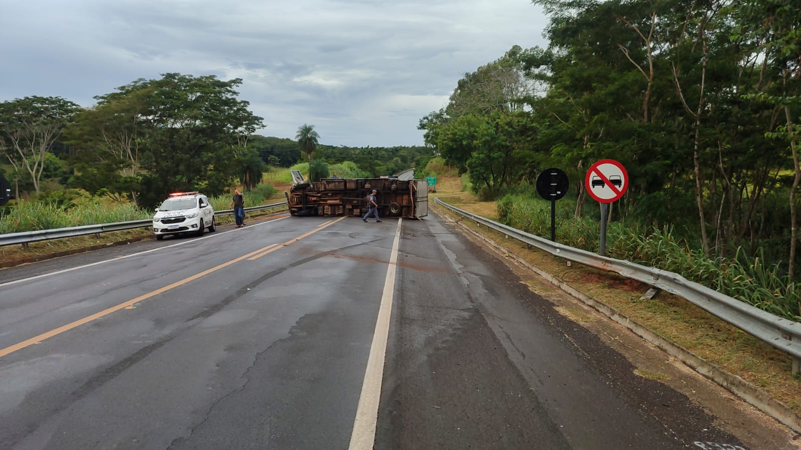 Trânsito ficou interditado na SP-294, em Osvaldo Cruz (SP) |