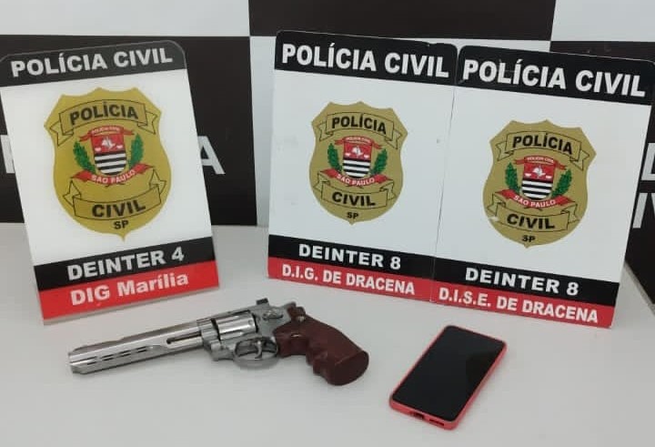 Revólver de pressão e celulares foram apreendidos |