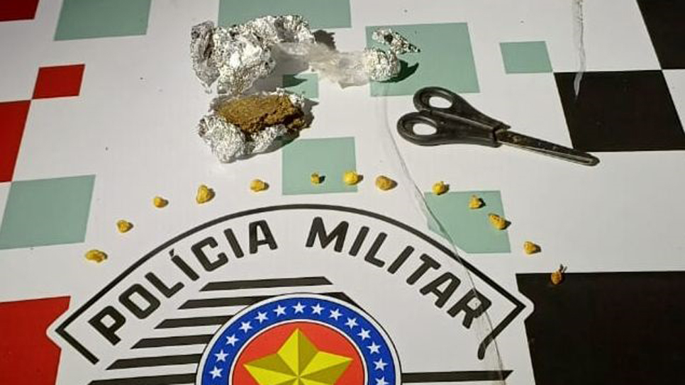 Ao todo, foram apreendidas 13 pedras de crack e 2 porções de maconha |