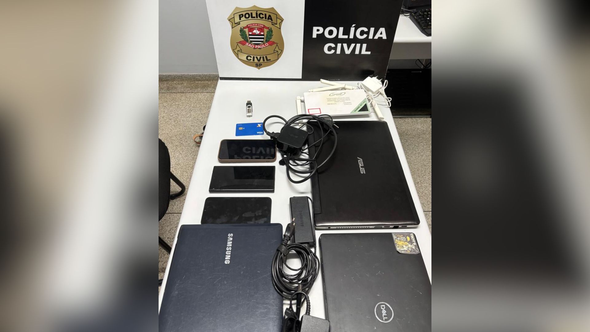 Foram apreendidos itens de informática para identificar vestígios digitais de materialidade e autoria |