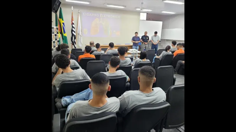 Durante o encontro, foram apresentados pelo agente policial Reginaldo Rosa os principais riscos associados ao consumo dos cigarros eletrônicos |
