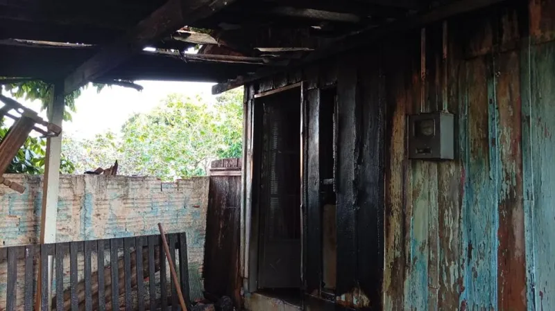 Casa de madeira pegou fogo na Rua Targino de Oliveira Lima, em Osvaldo Cruz (SP) |