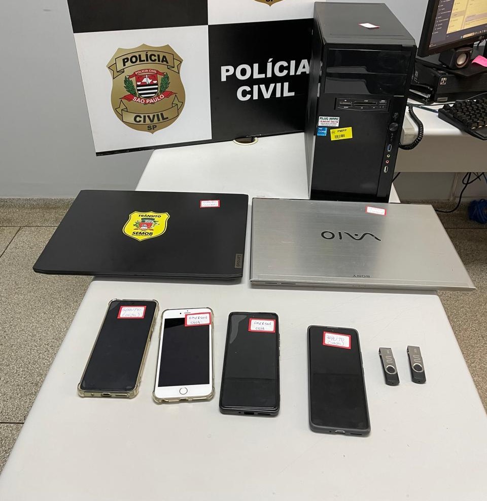 Polícia Civil apreendeu celulares, computadores e pendrives |