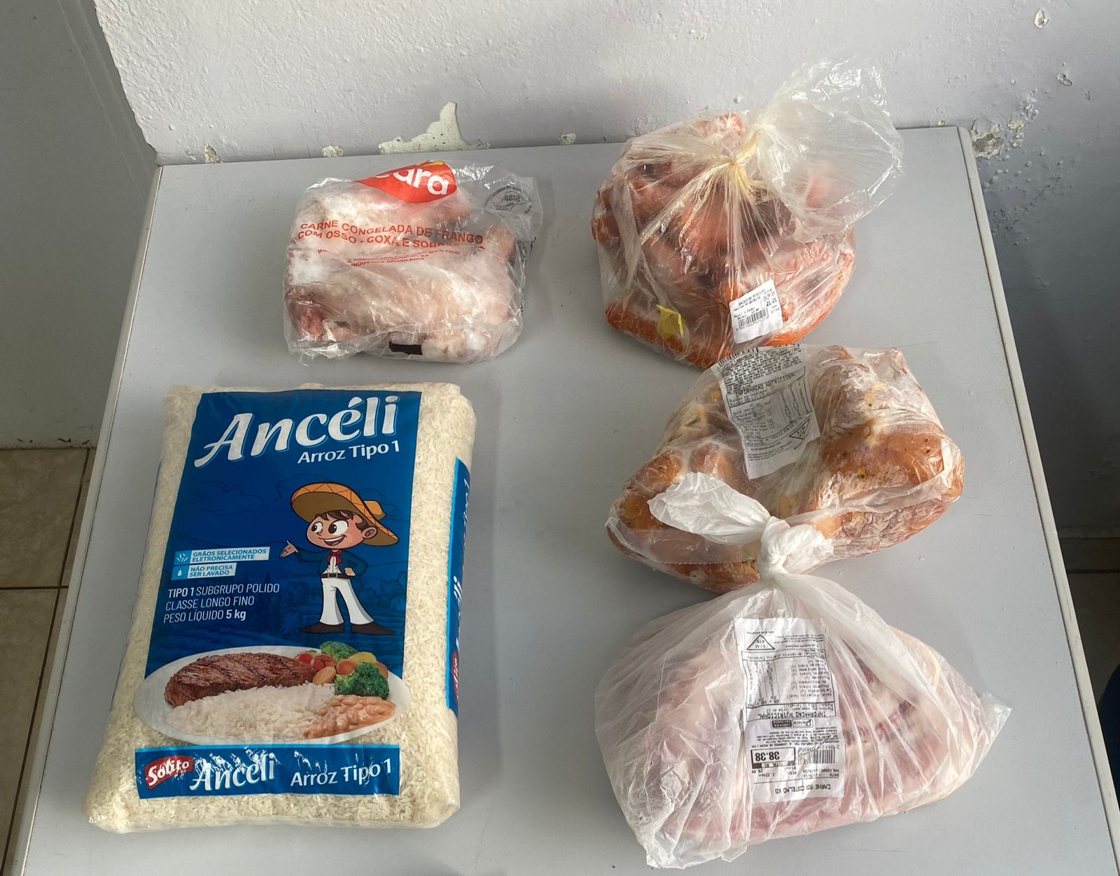 Alimentos roubados de residência foram recuperados pela Polícia Militar |
