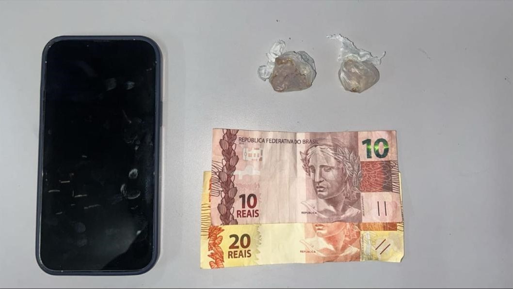 Adolescente foi apreendido com porções de crack |
