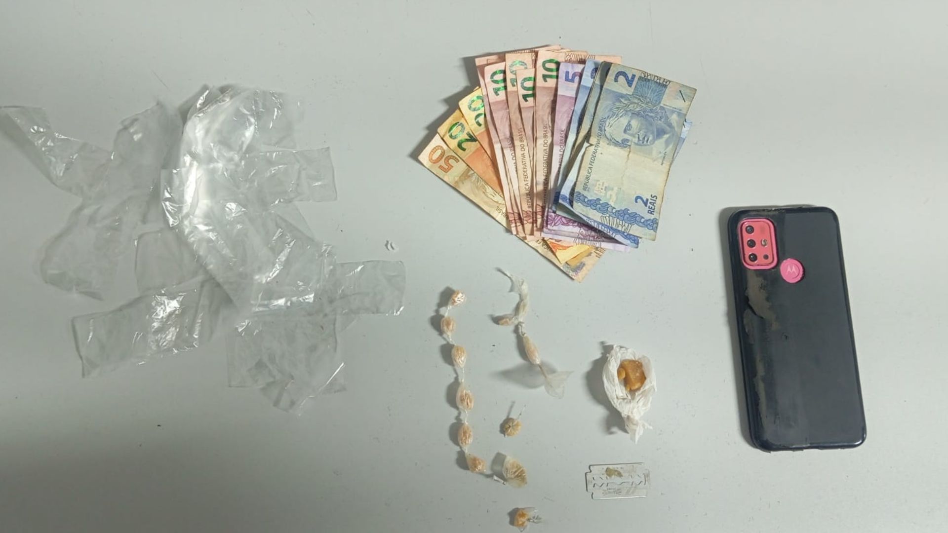 Foram apreendidos outras porções da droga e R$ 192 |