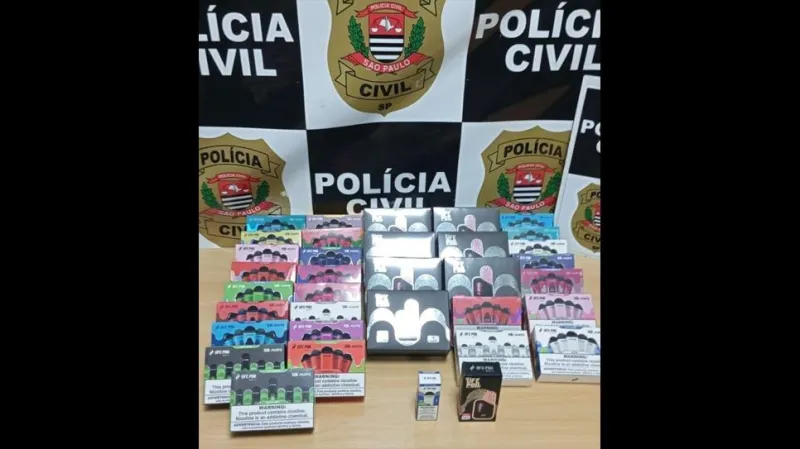 Cigarros eletrônicos e refis foram apreendidos no quarto do adolescente, em Dracena (SP) |